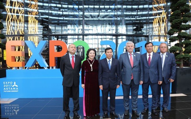 Bộ trưởng Bộ VHTTDL Nguyễn Ngọc Thiện (thứ 3 từ trái sang) tại Triển lãm Thế giới EXPO 2017 Astana
